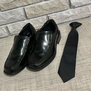 Boys Black Dress Shoes & Tie Formal Bundle Size 13 Shoes Saks Fifth Ave Tie OS